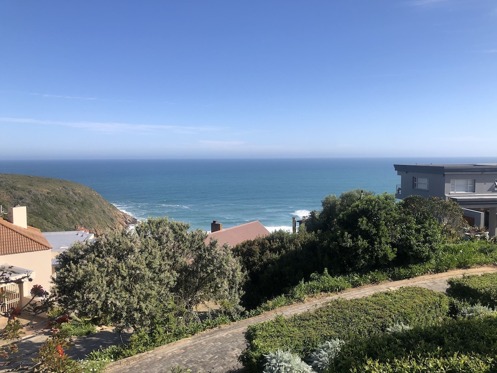 Dutton's Cove Guesthouse 36/50