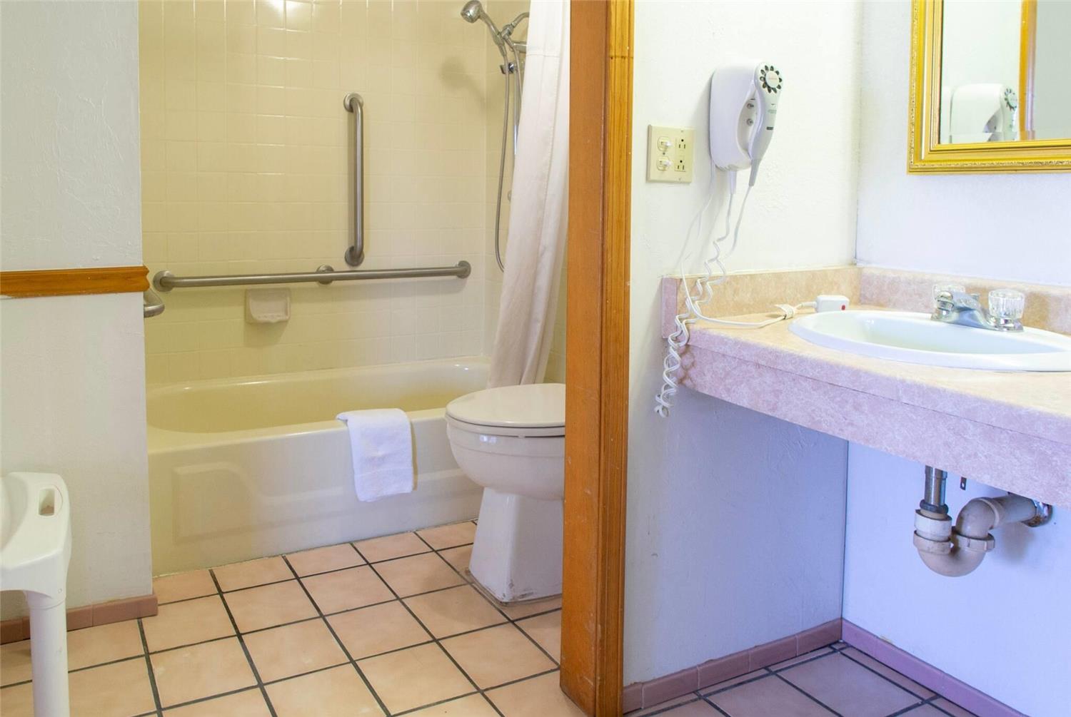 Days Inn by Wyndham Clinton 24/24