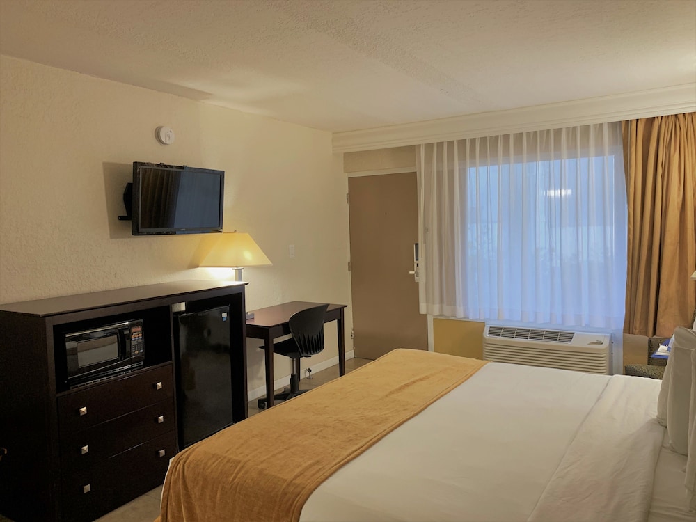 Rodeway Inn and Suites Fort Lauderdale Airport and Cruise Port 12/50