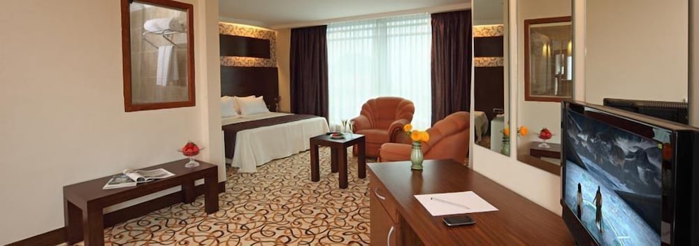 Double Royal Hotel 12/18