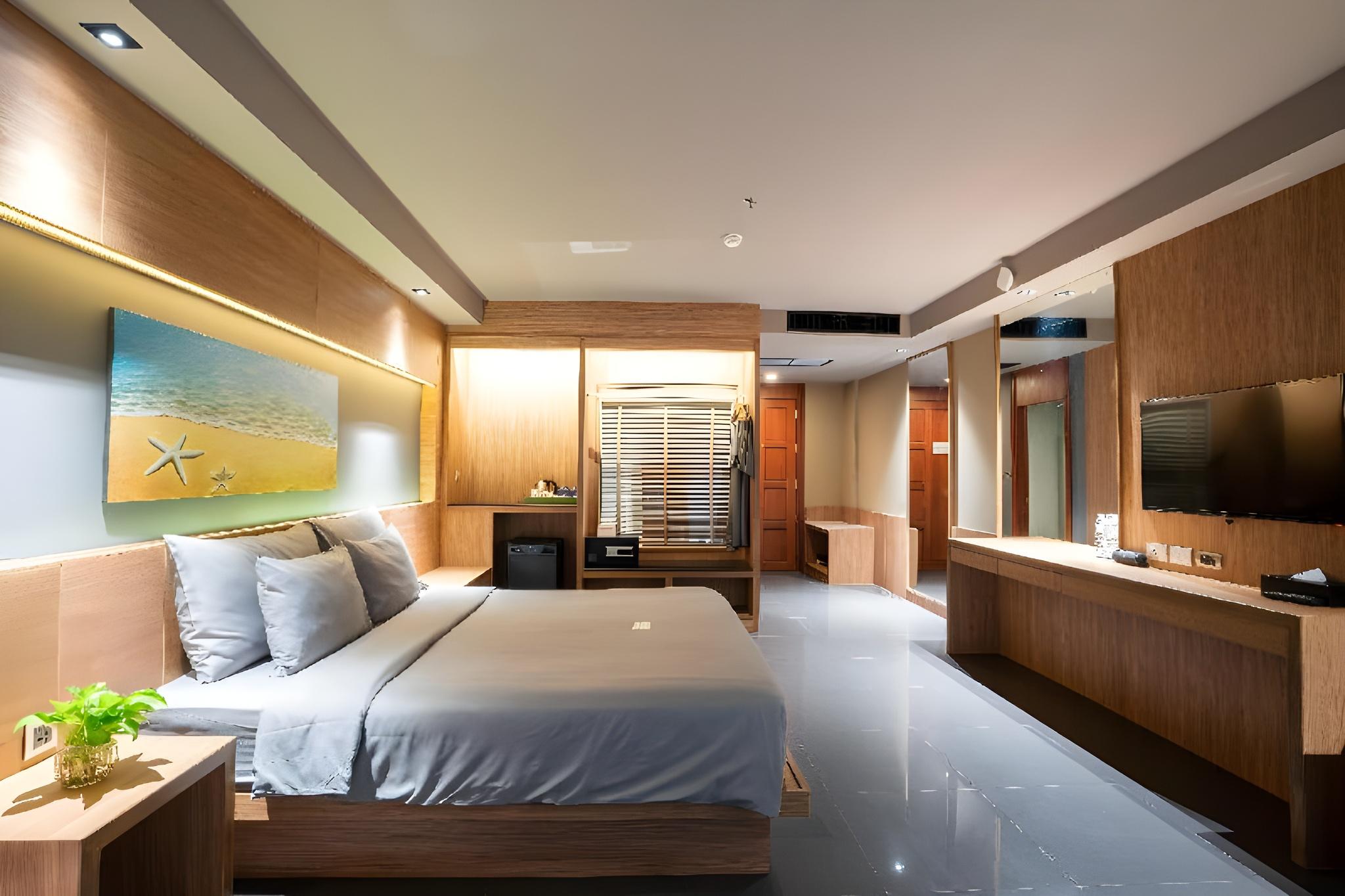 Deluxe, King Bed, Pool Access