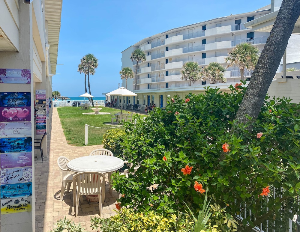 Ocean Court Beachfront Hotel 17/21