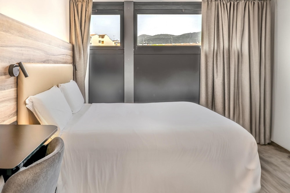 Standard, Triple, 1 Queen and 1 Single Bed, B&B HOTEL Prato City Center 4/6