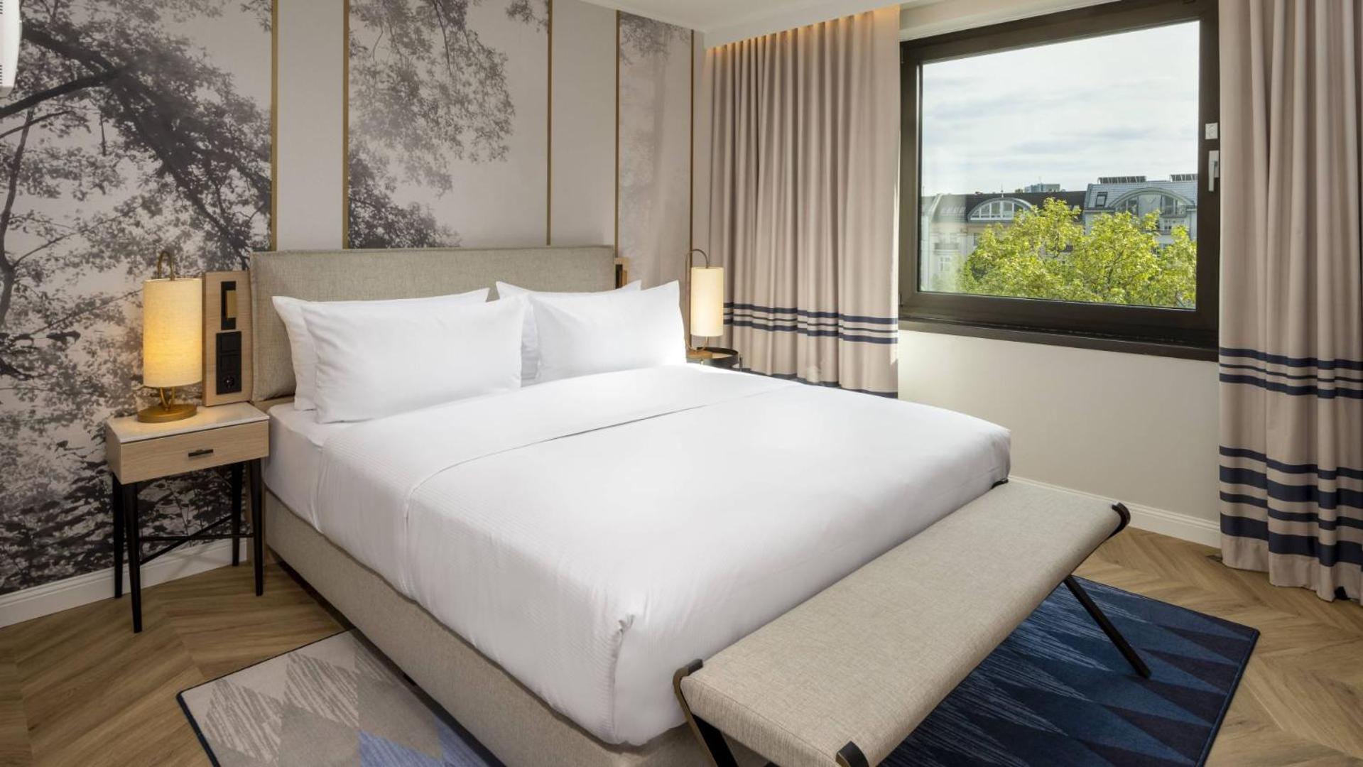2 BEDROOMS, SUITE, KING BED, CORNER