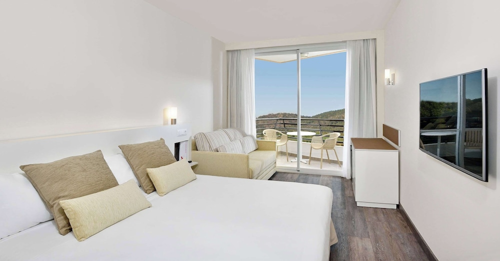 Sol, Twin Beds, Sofa