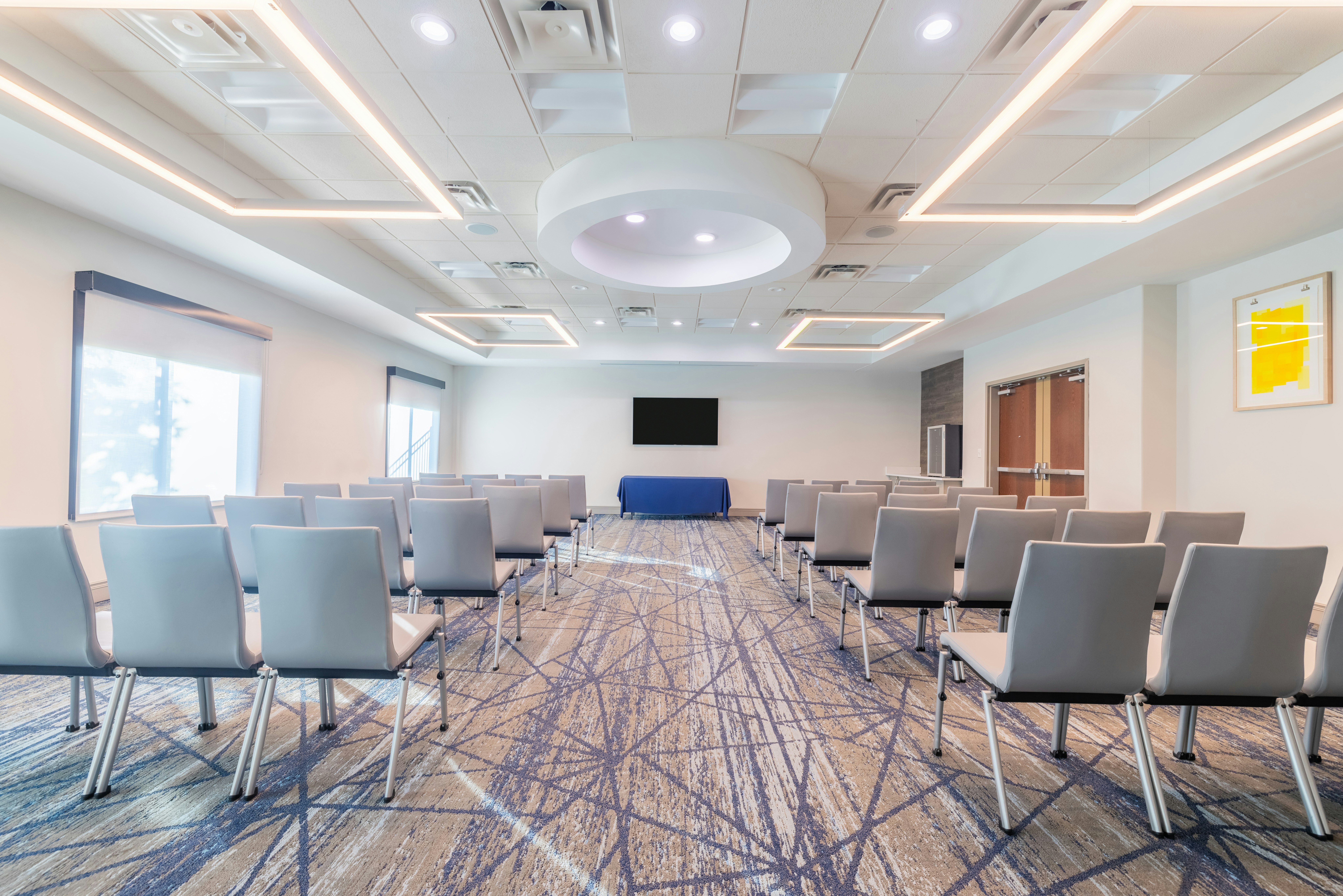 Holiday Inn Express Hotel Suites Kansas City Airport 59/72