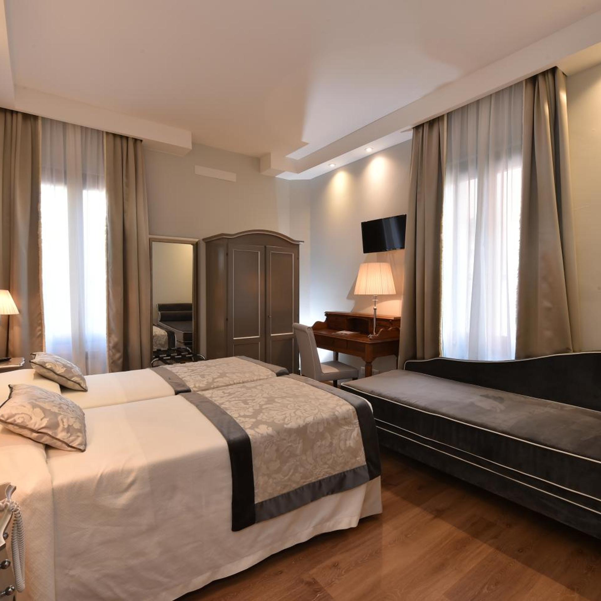 ROOM, TRIPLE