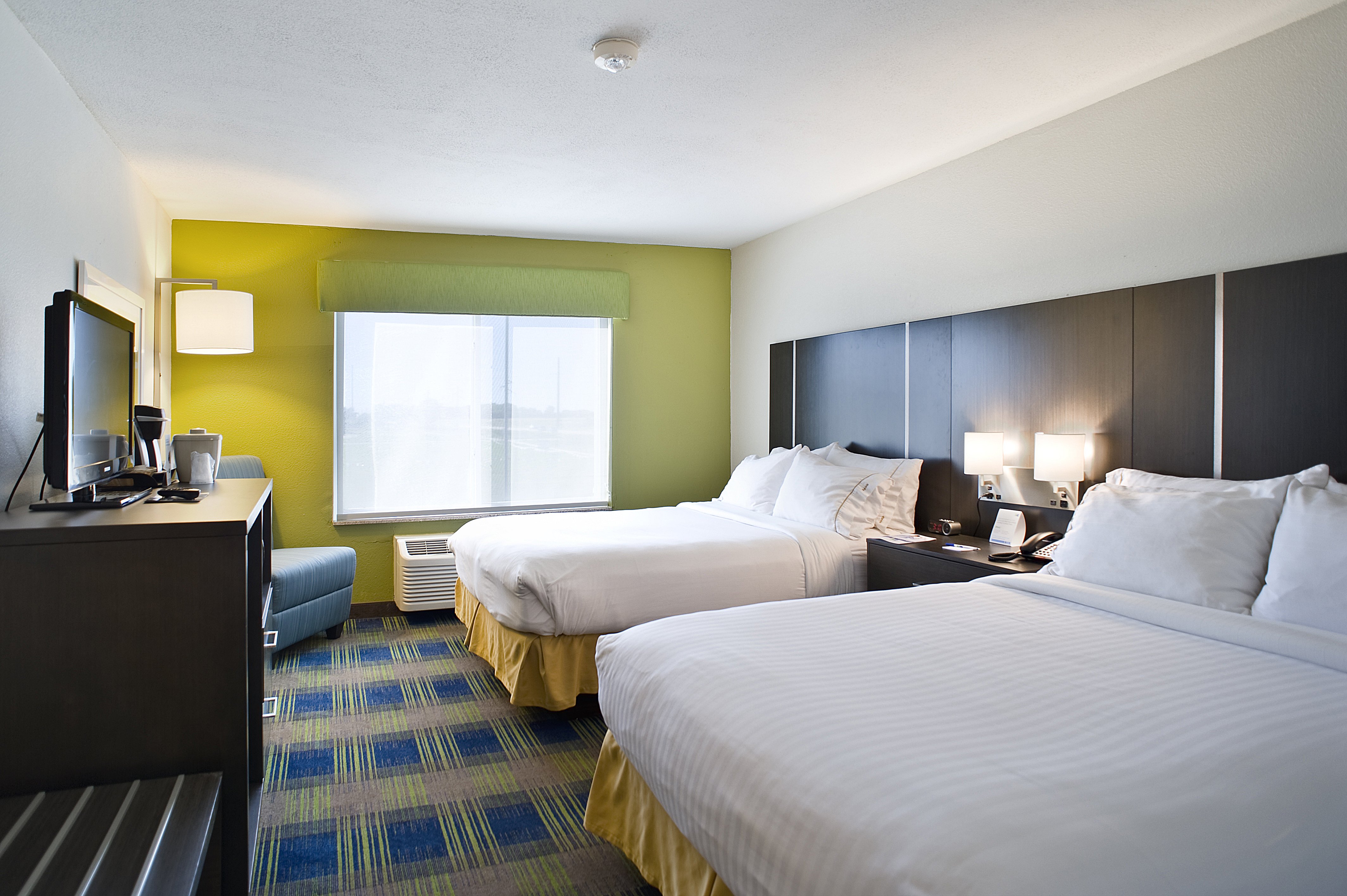Holiday Inn Express Hotel Suites Vermillion 15/40