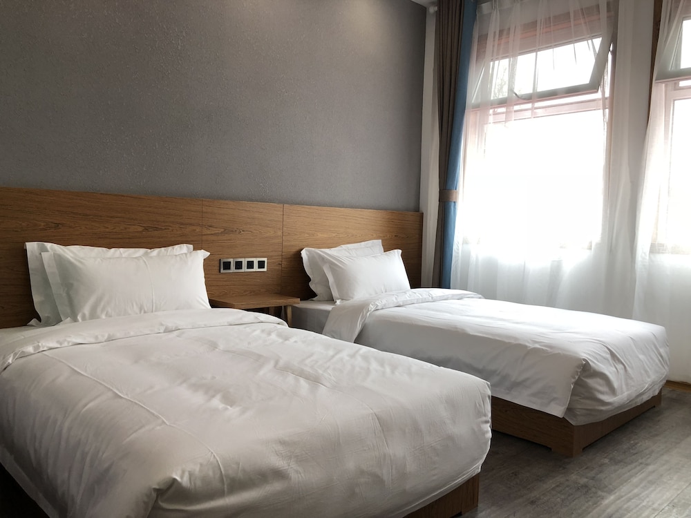 Once Artistic Inn 12/34