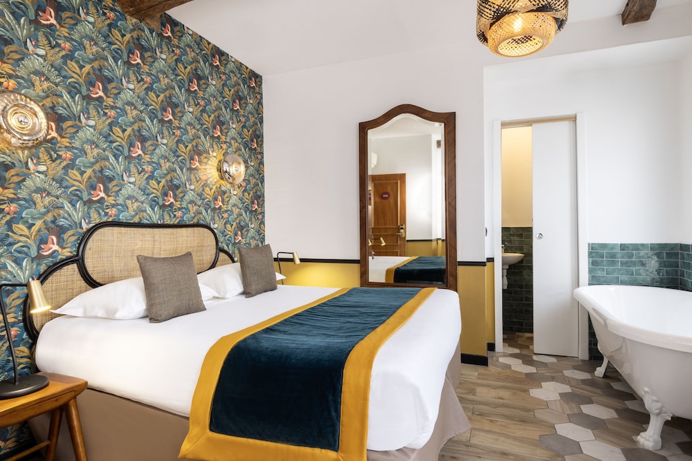 SUPERIOR, DOUBLE BED, CITY VIEW, BATHTUB