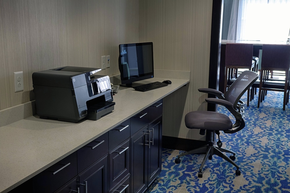 HOLIDAY INN EXPRESS SUITES SIDNEY 48/60