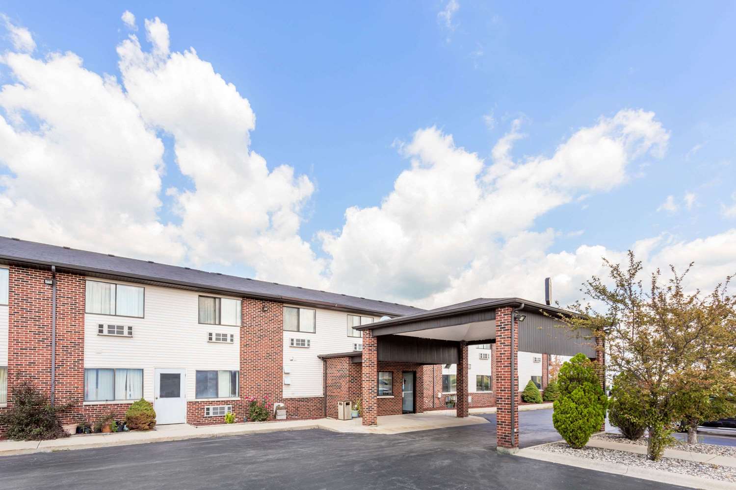 Super 8 by Wyndham Bourbonnais/Kankakee Area 1/5