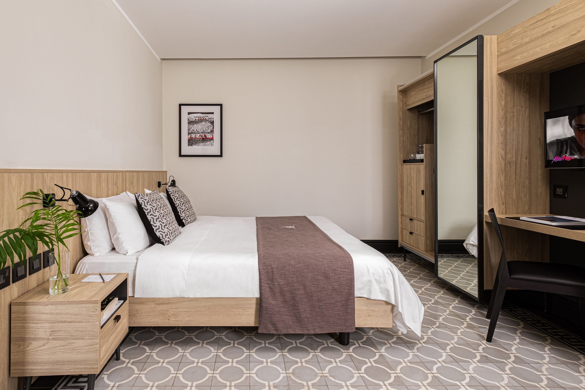 ROOM, DOUBLE OR TWIN BED, LARGE
