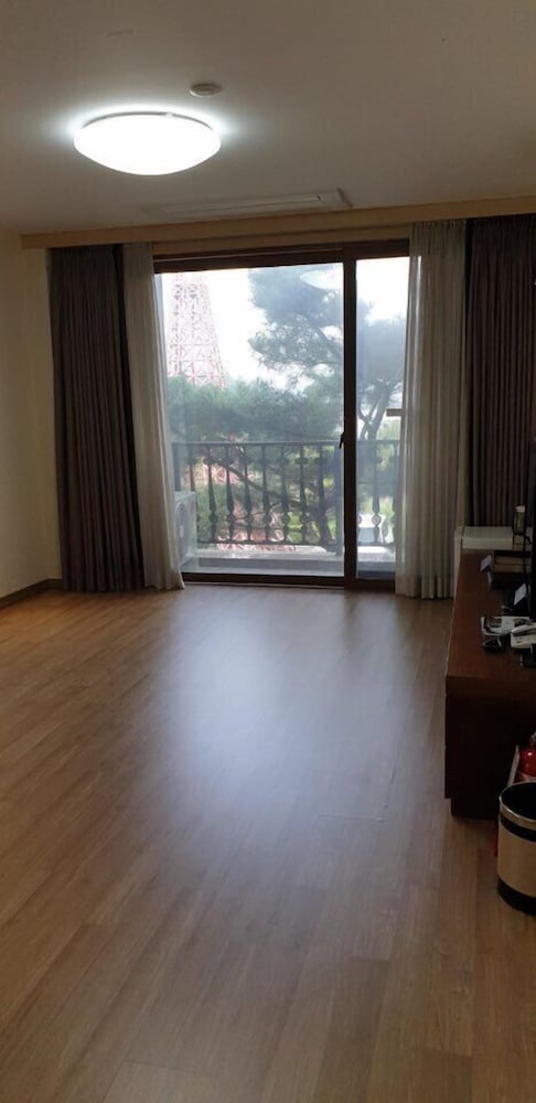 Hotel The Base 12/17