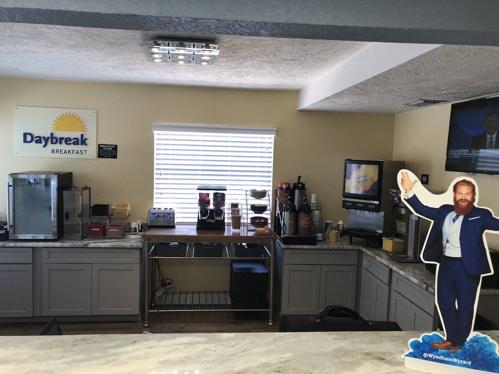 Days Inn by Wyndham Bradenton I-75 25/31