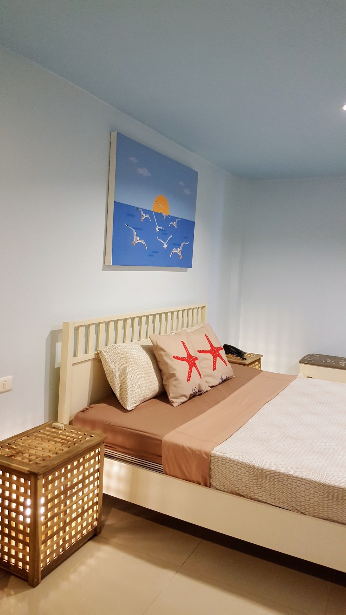 ROOM, QUEEN BED