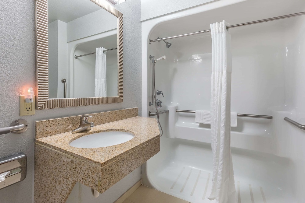 غرفة بسرير كينج لذوي الإعاقة، Comfort Inn Alton near I-255 3/4