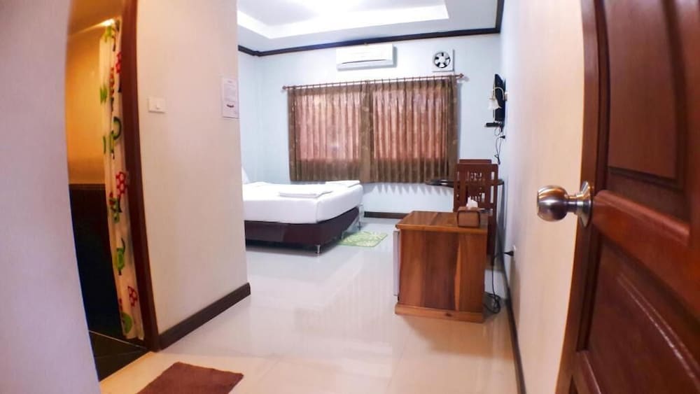 Khum Nakhon Hotel 46/47