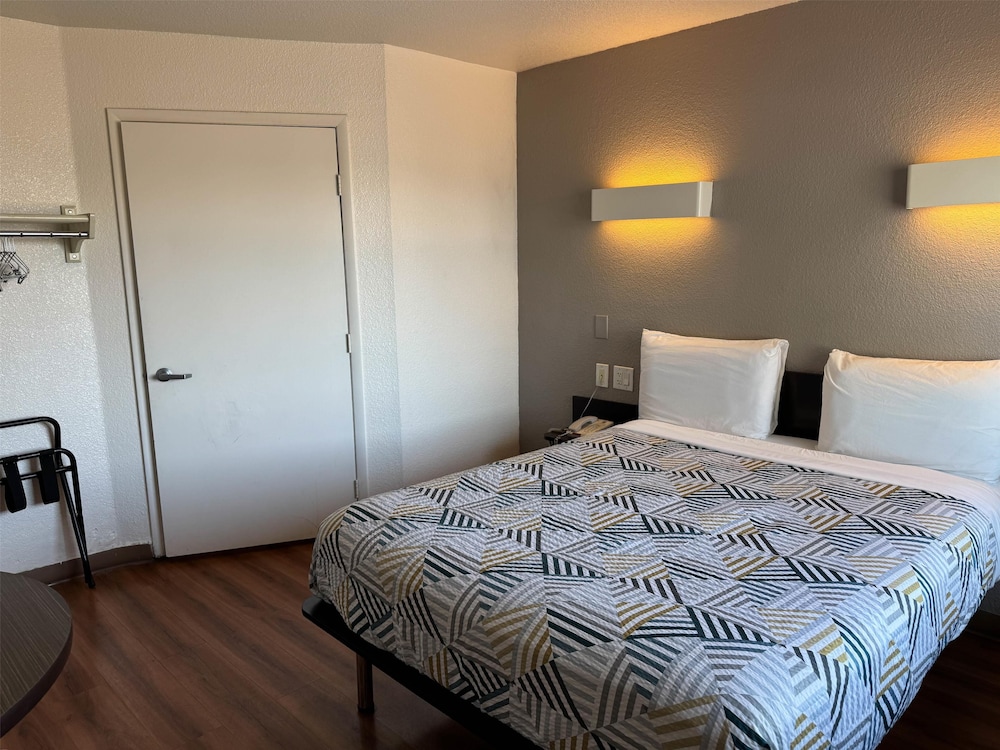 PREMIUM, QUEEN BED