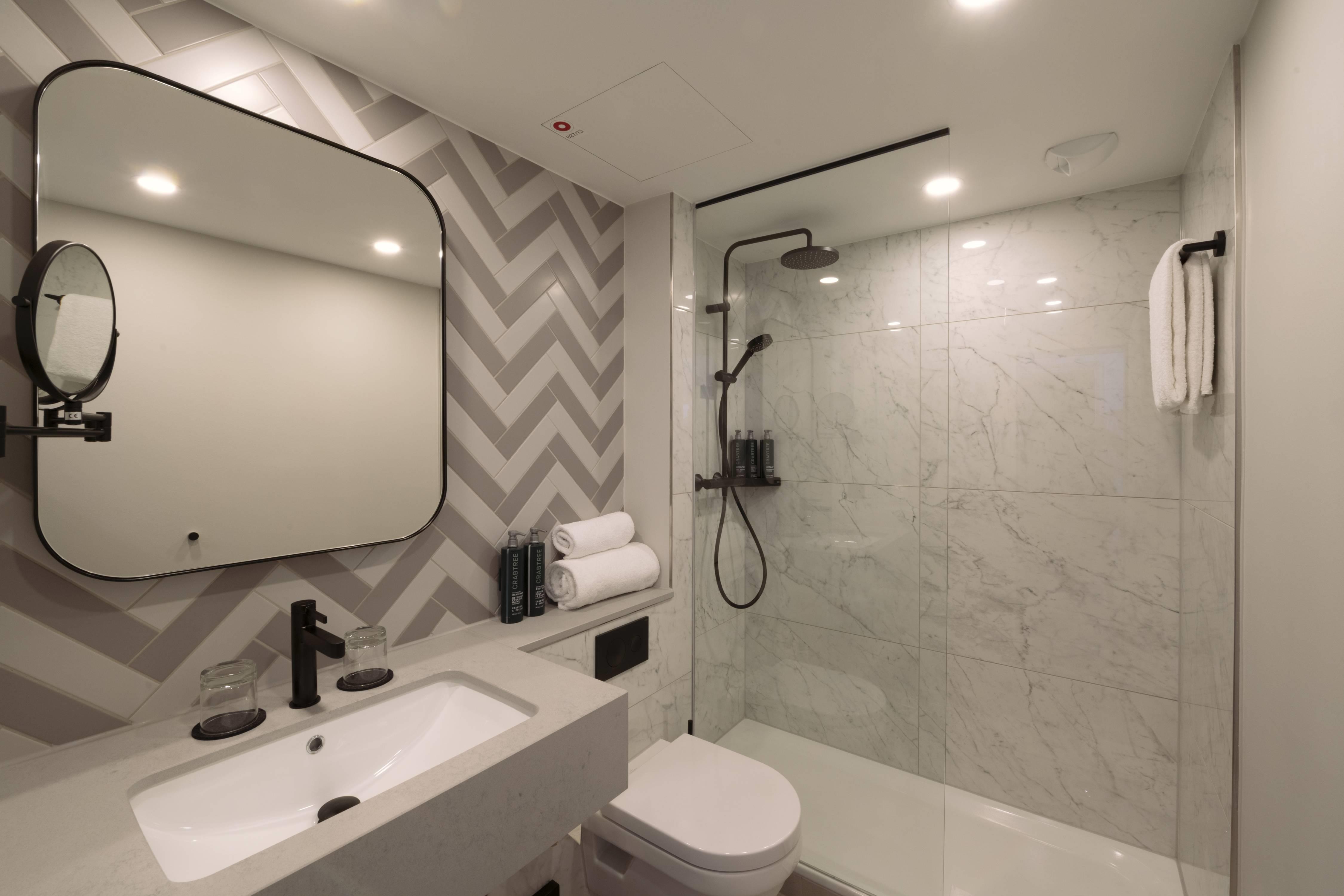 غرفة بسرير كينج، DoubleTree by Hilton Berlin Ku’damm 2/4