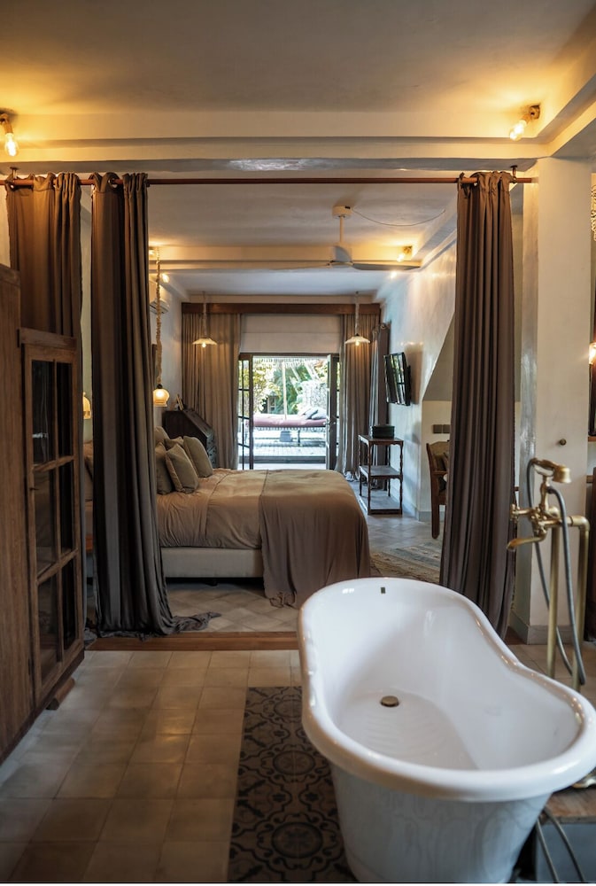 Balquisse Heritage Hotel 48/50