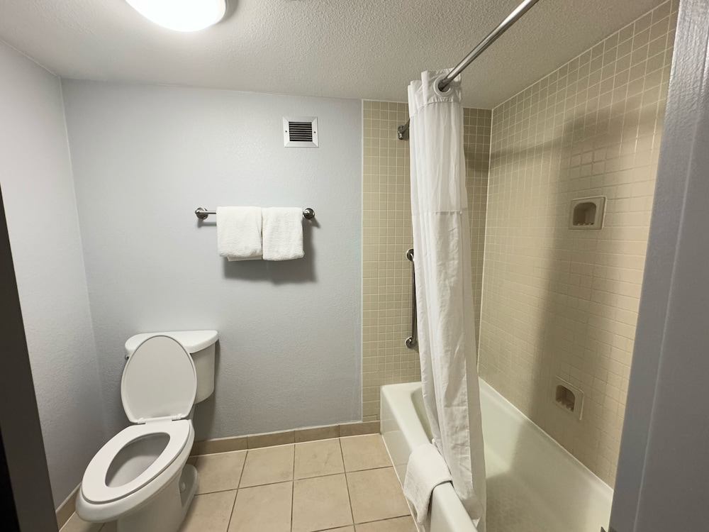 Super 8 by Wyndham Dallas Love Field Airport 53/60