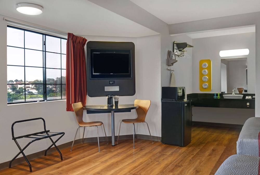 Motel6 Marina, CA - Monterey 35/58