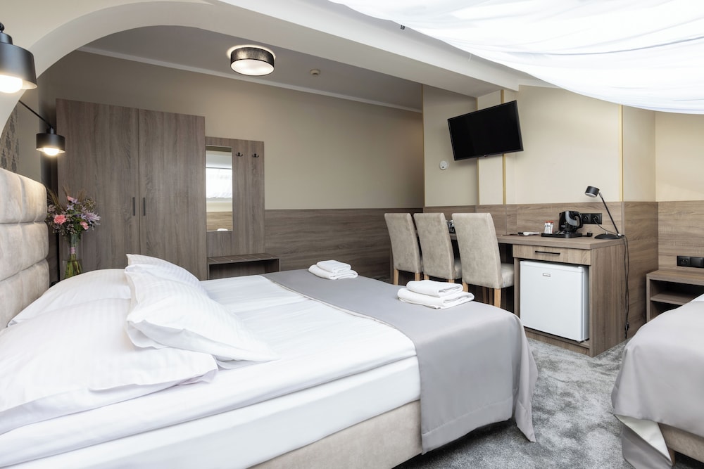Maksymilian Hotel 20/70