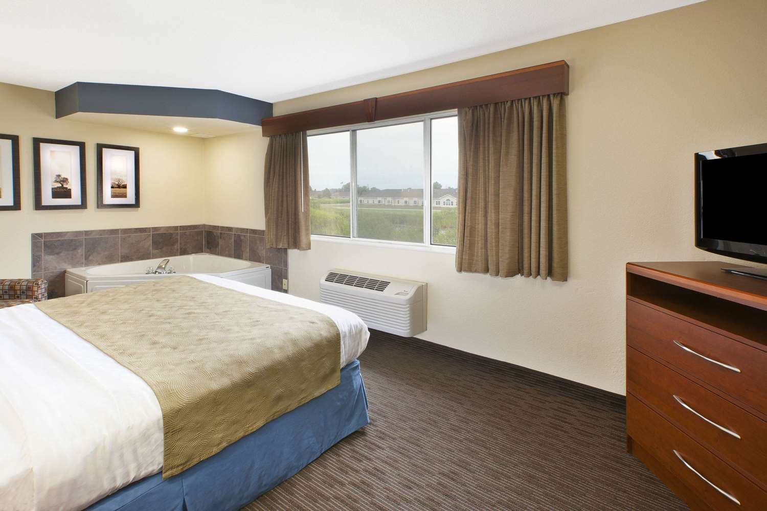 AmericInn by Wyndham Bay City 12/40