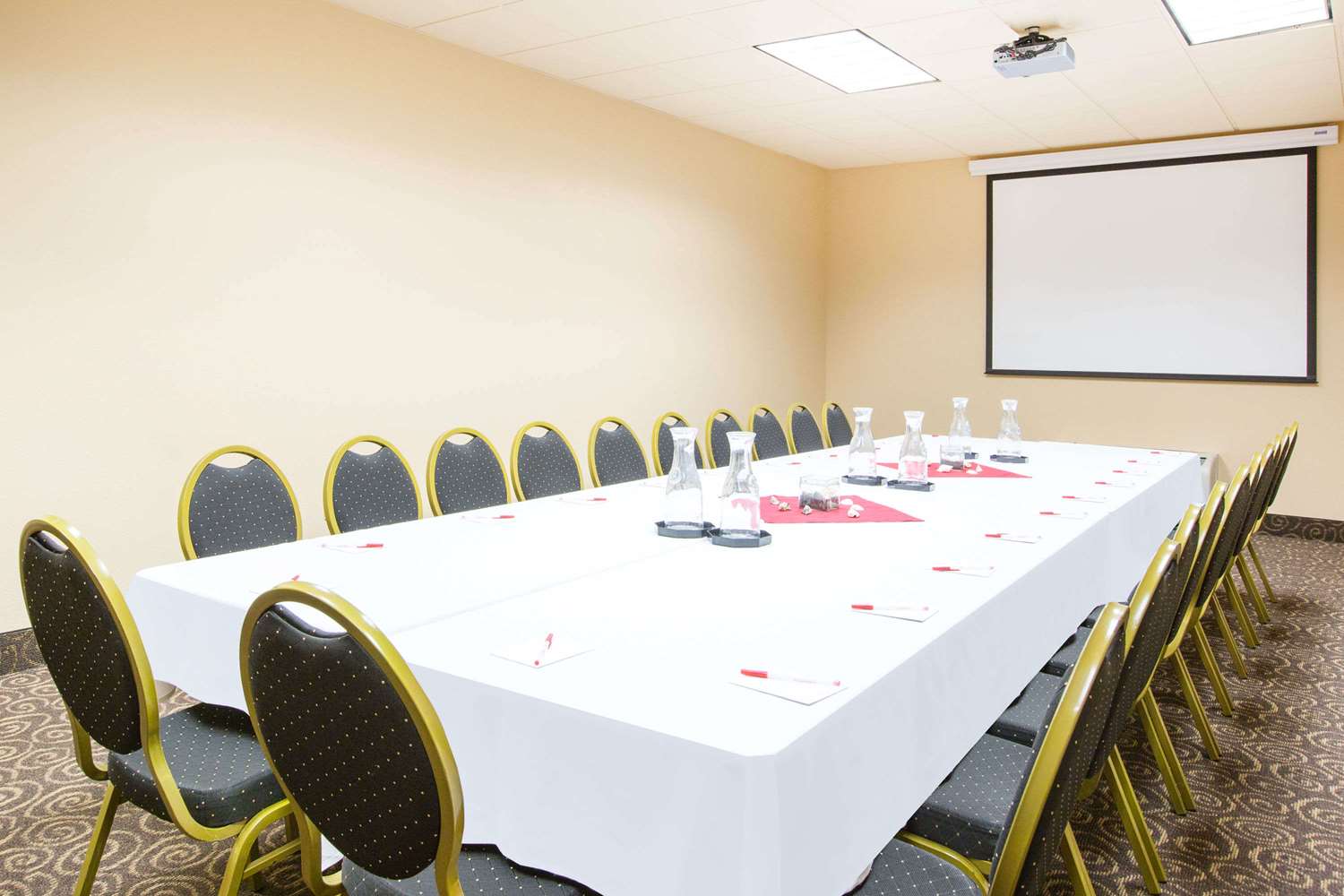 Ramada by Wyndham Des Moines Tropics Resort & Conference Ctr 8/18