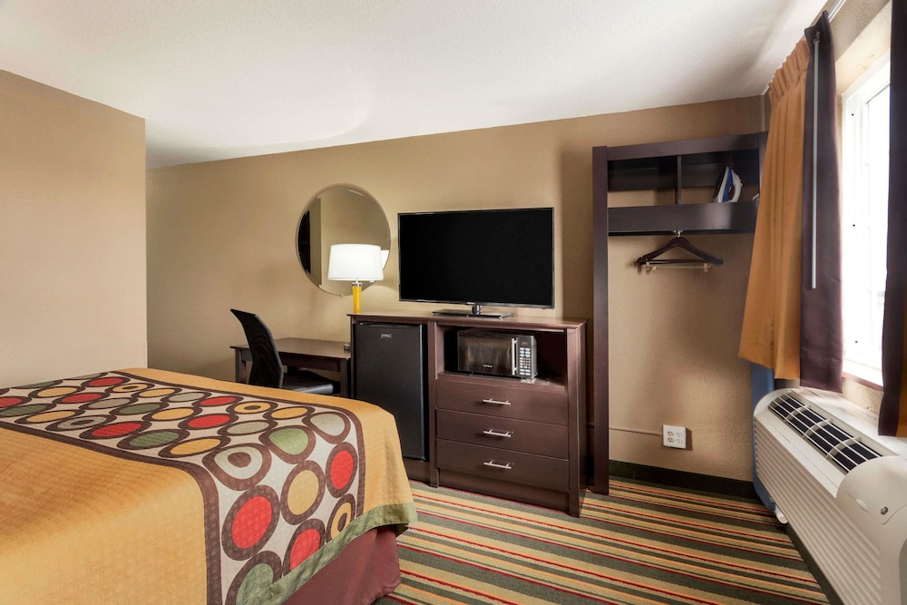 Super 8 by Wyndham Joplin 10/23