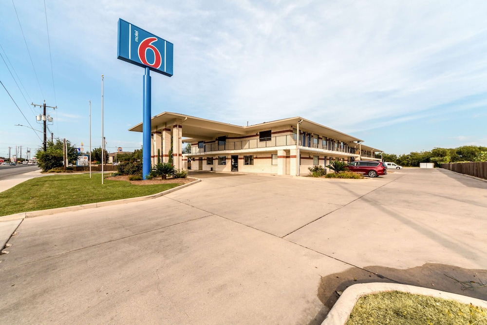 Motel6 San Antonio, TX - South IH-10 East 39/51