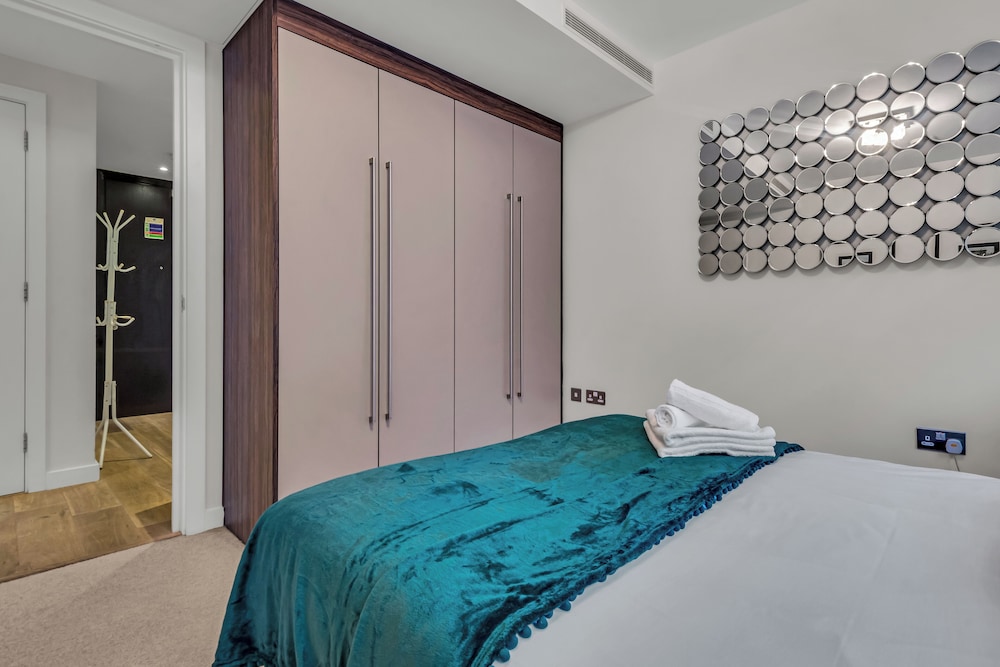 Avant Garde Apartments By Squa.Re 12/43