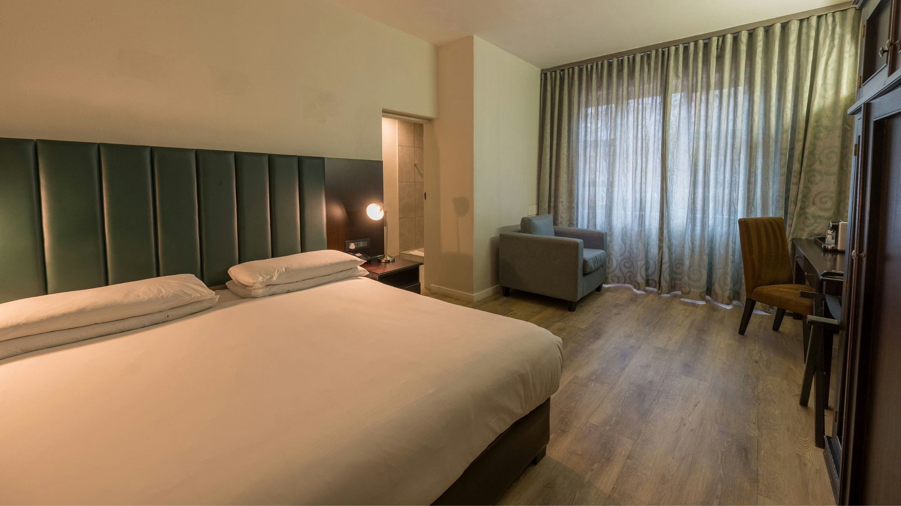 DELUXE, SUITE