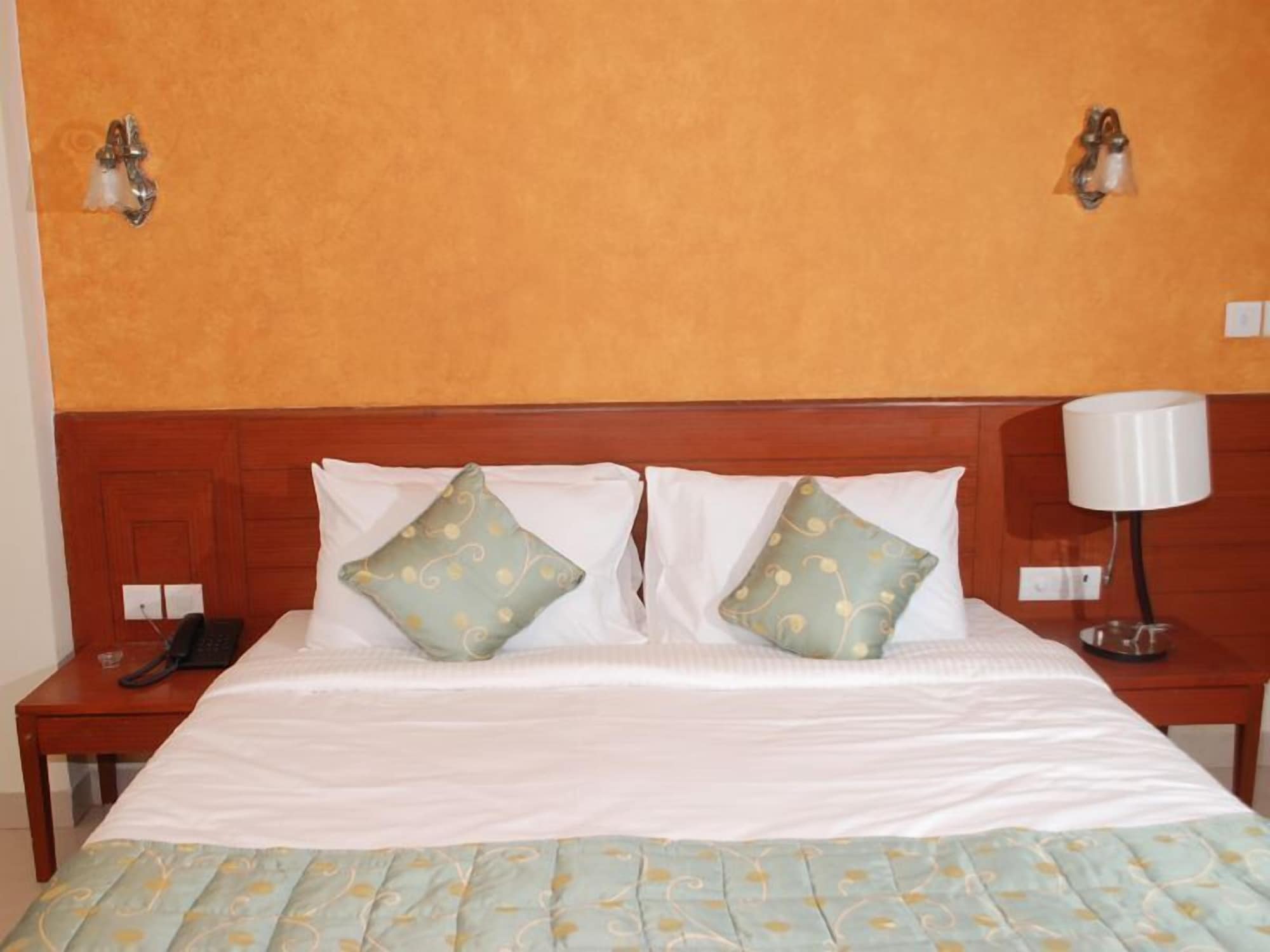 DELUXE, KING BED