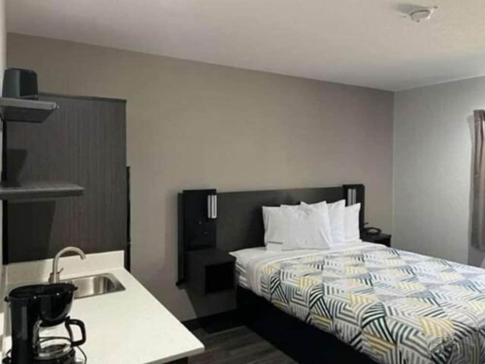 1 Queen Bed - Non-Smoking, Kitchen