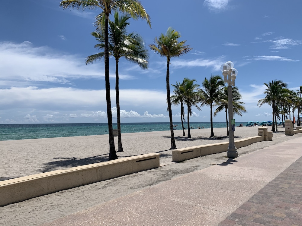 Tiana Beach Inn 39/48