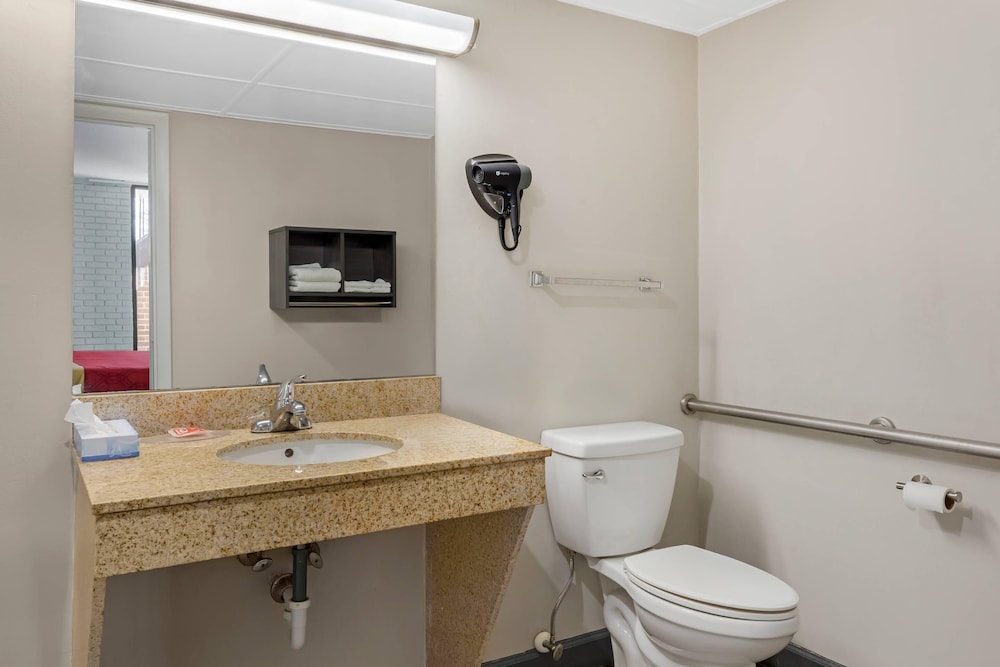 غرفة بسرير كينج لذوي الإعاقة، Econo Lodge Creedmoor - Butner 8/10