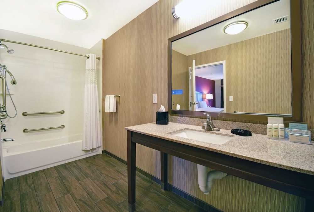 Hampton Inn and Suites Milwaukee Franklin 8/44