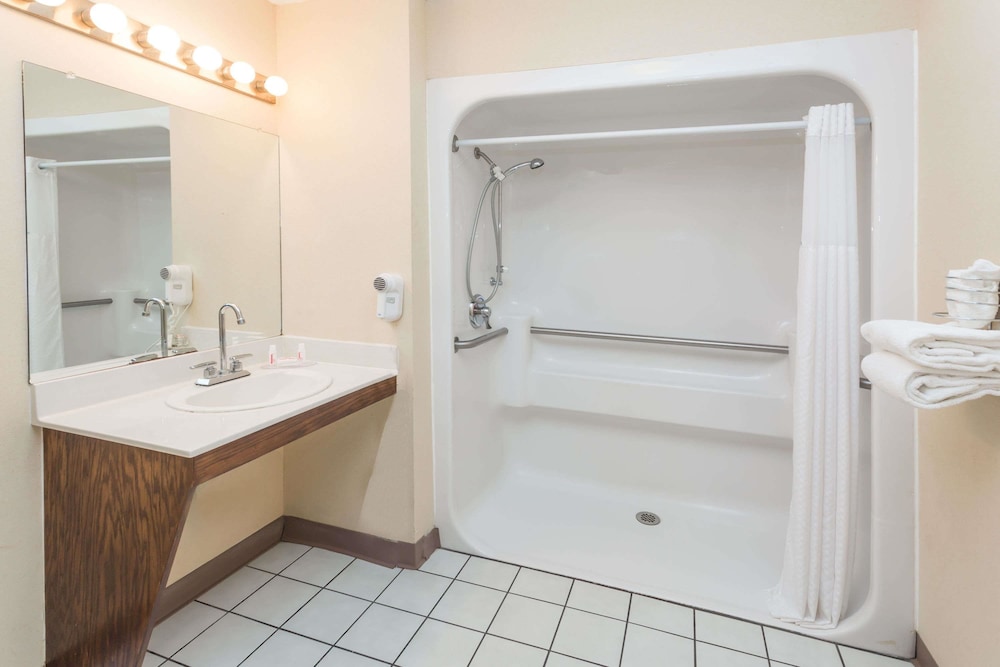Baymont By Wyndham Valdosta At Valdosta Mall 18/36