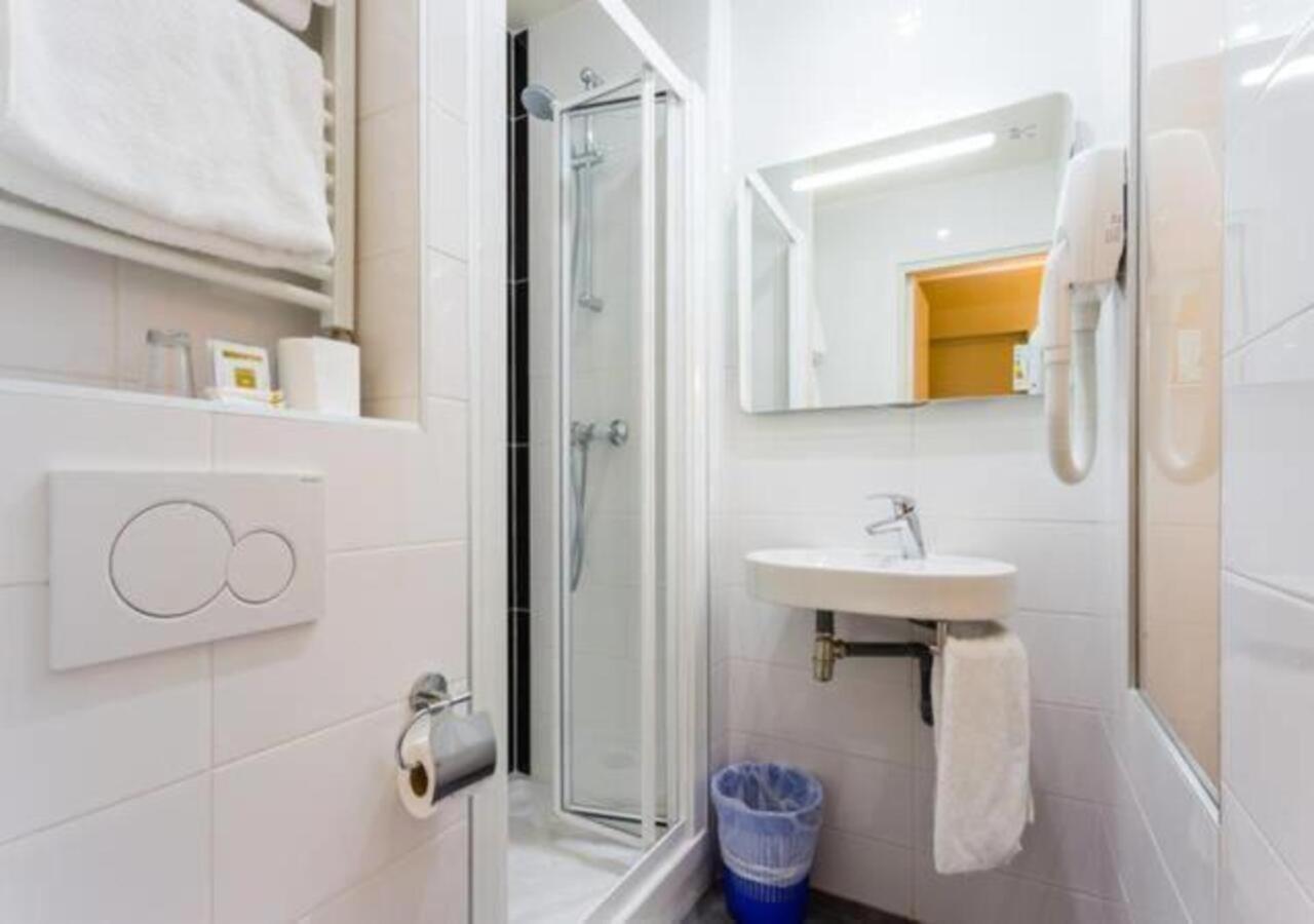 Room, Quadruple, Private Bathroom, Ground Floor, HOTEL BONSEJOUR MONTMARTRE 3/3