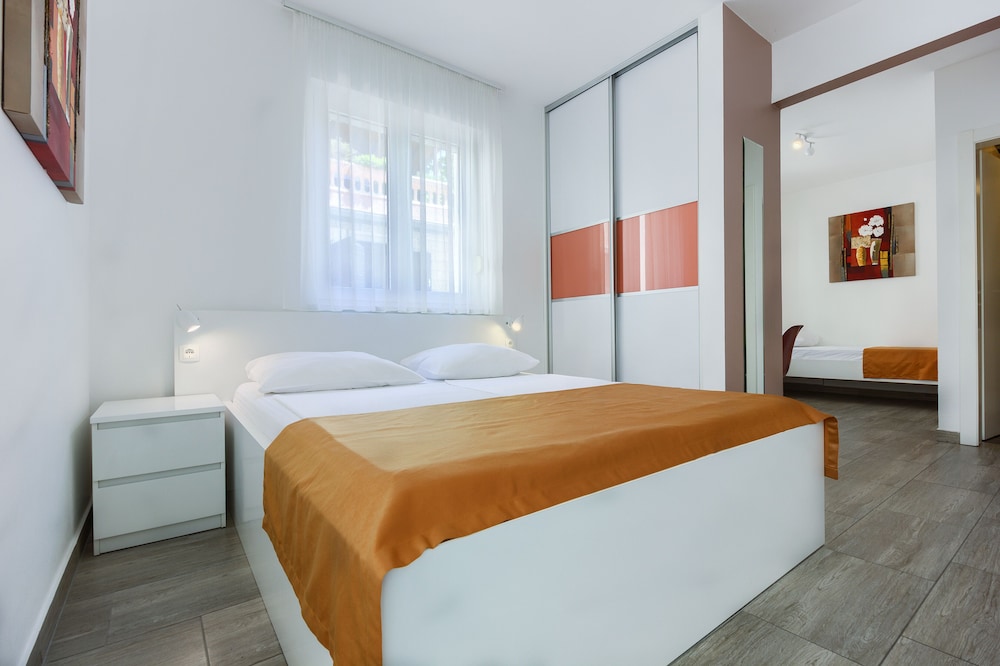 Stipe Aparthotel 33/81