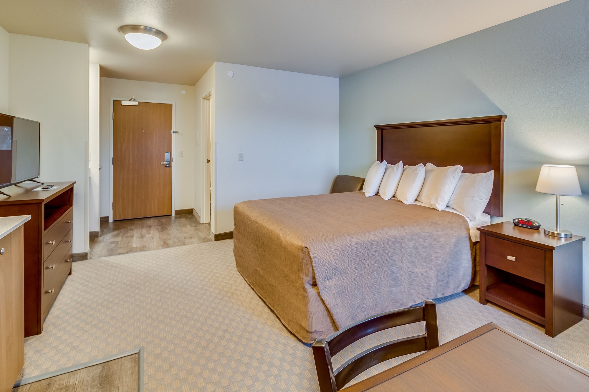 STUDIO, QUEEN BED