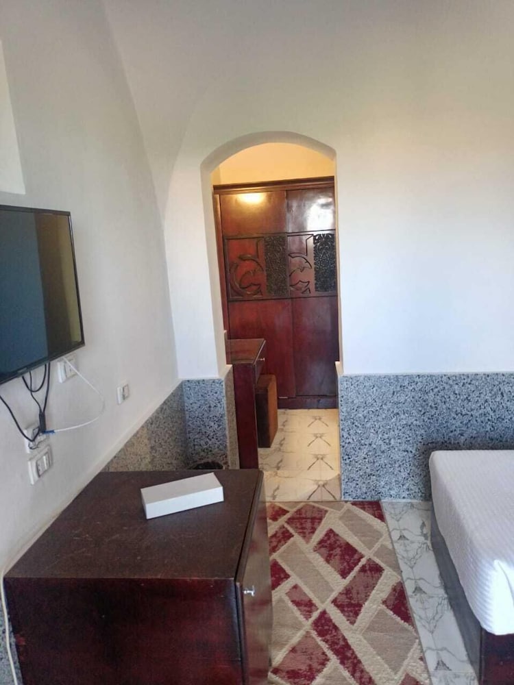 Dolphin Continental Hotel 40/59