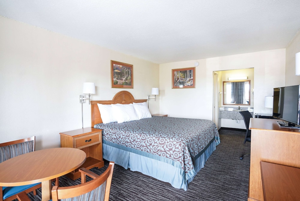 Days Inn By Wyndham Lake City I-75 15/27