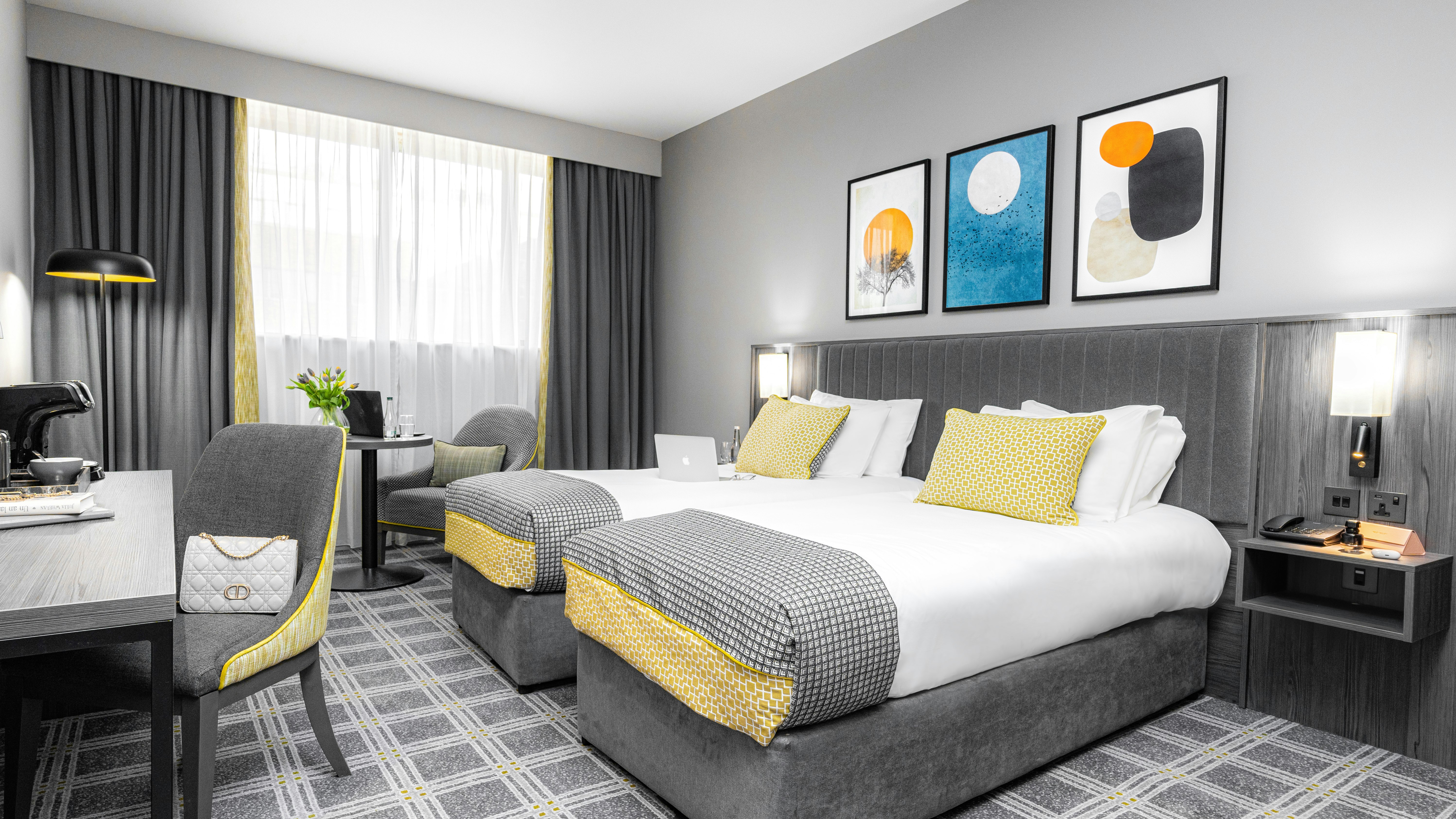 ROOM, TWIN BEDS