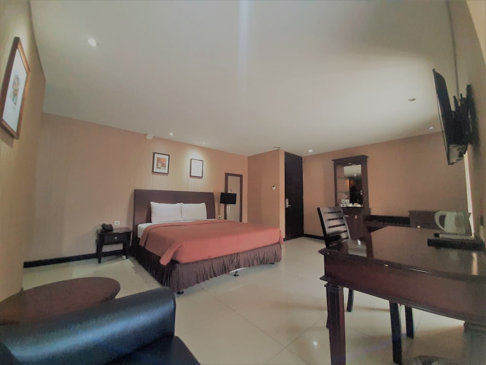 The Palais Dago Hotel 40/55