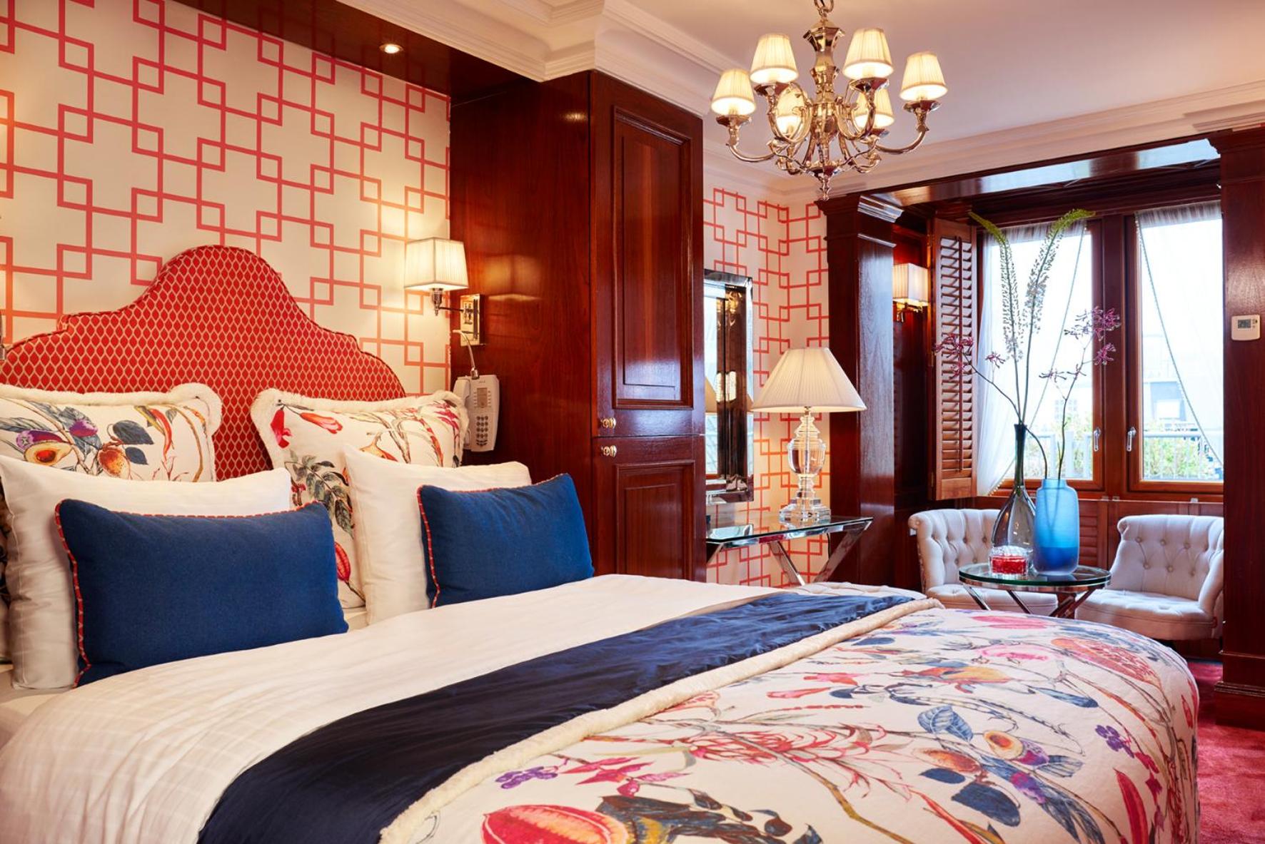 ROOM, DOUBLE OR TWIN BED