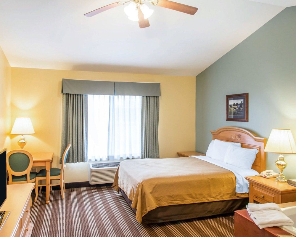 Econo Lodge Inn & Suites Eau Claire South 10/33