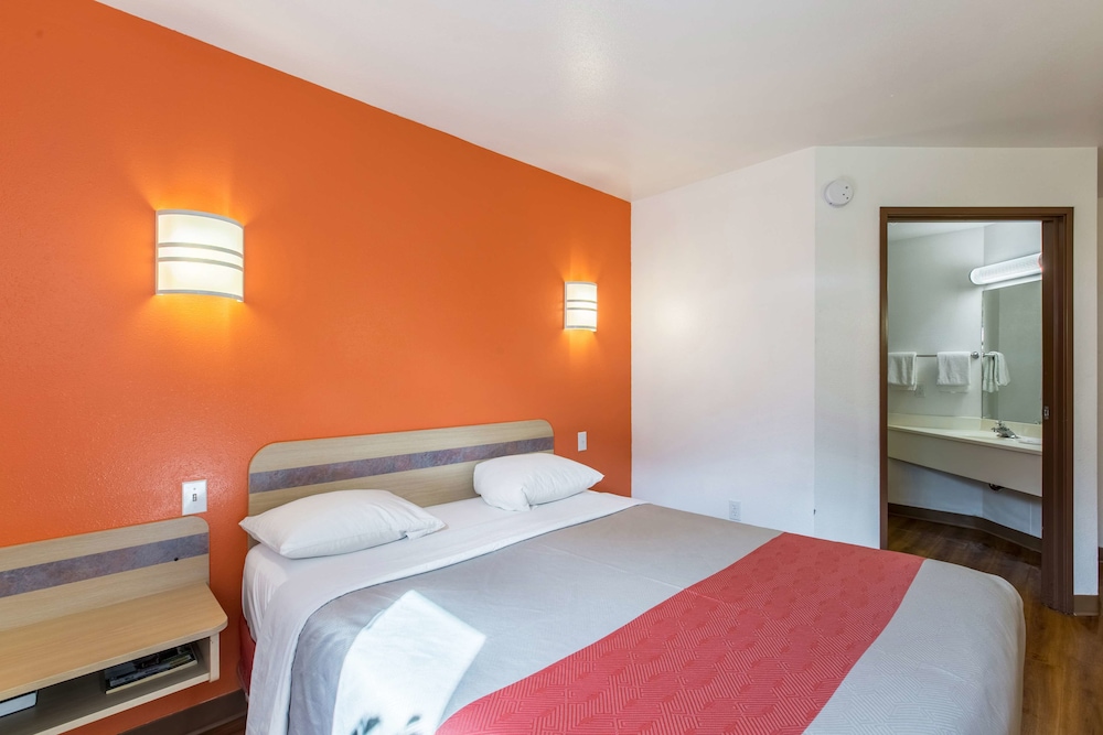 Motel6 Baraboo, WI - Lake Delton 21/49